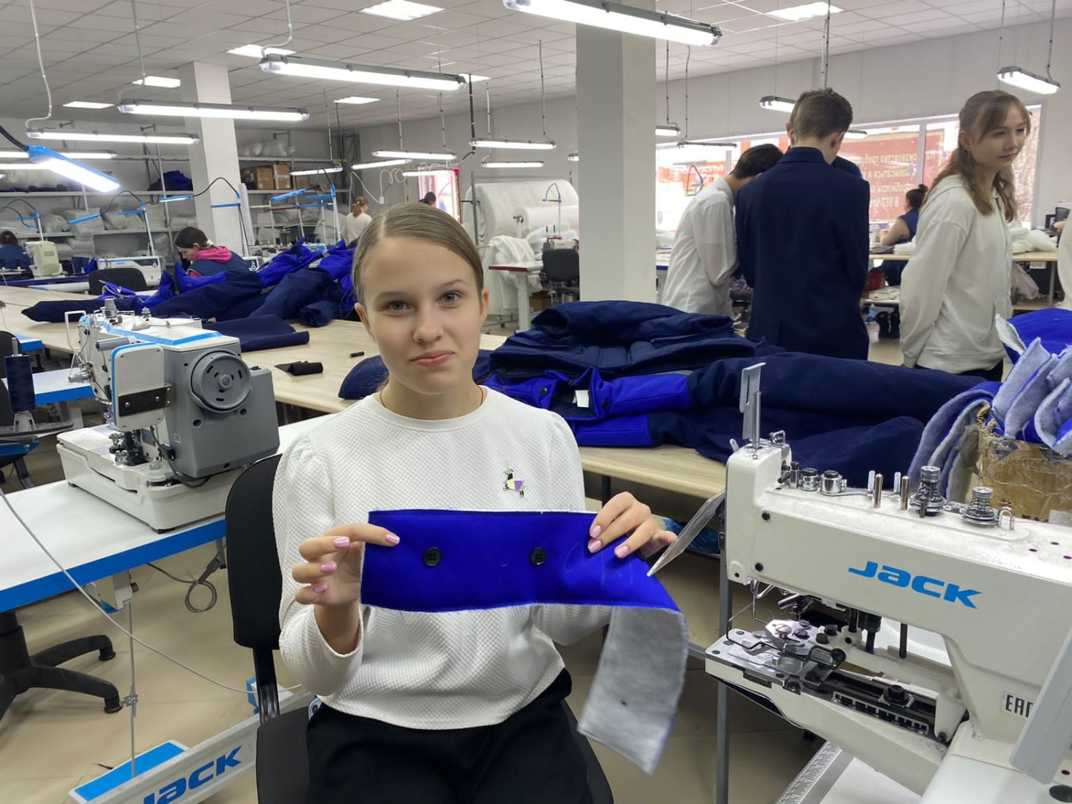 «Профориентация – путь к успеху»: сосновоборские школьники посетили швейный цех по производству спецодежды