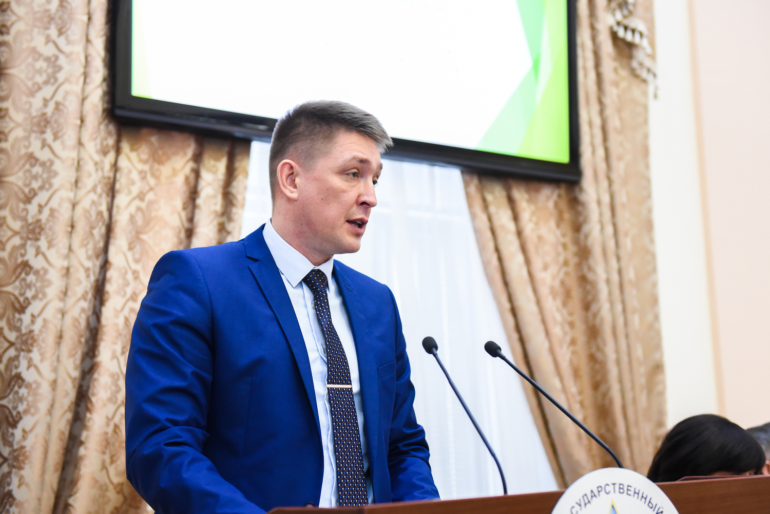 Алексей Качан и председатель Общественного совета Минтруда региона Виктор Лазарев приняли участие в общественных слушаниях по обсуждению основных положений Послания Президента РФ 