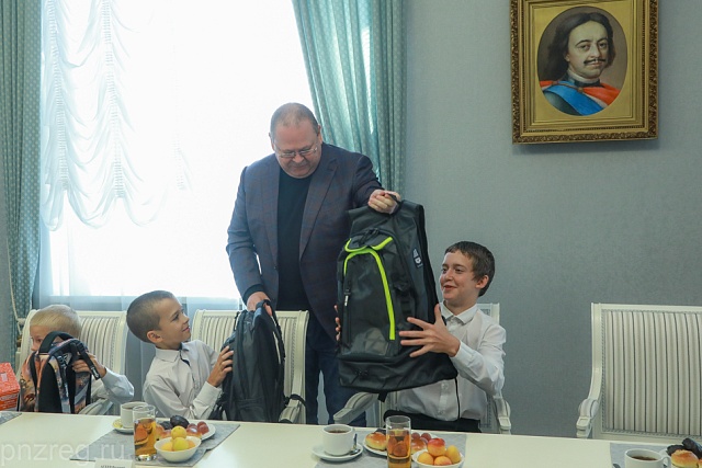 «Собери ребенка в школу»: губернатор встретился с многодетной семьей из Пензы «Собери ребенка в школу»: губернатор встретился с многодетной семьей из Пензы