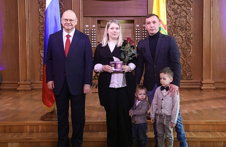 Многодетных жительниц Пензенской области за достойное воспитание детей наградил глава региона