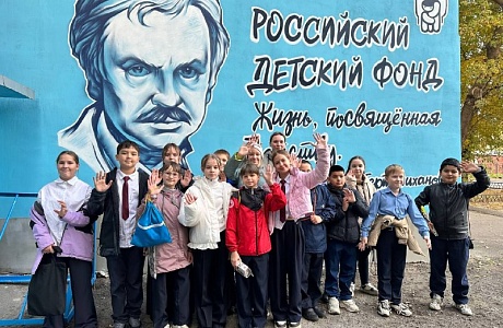 В честь отца-основателя Российского детского фонда Альберта Лиханова в Пензе установлен арт-объект