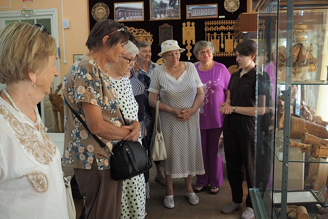 Пензенские пенсионеры познакомились с народными промыслами Пензенские пенсионеры познакомились с народными промыслами