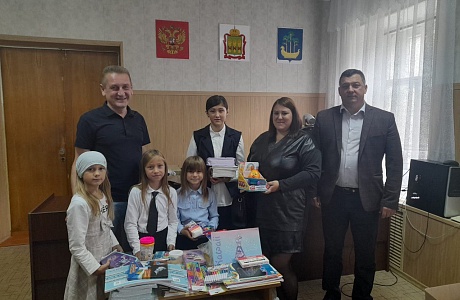 Алексей Мезенцев подарил сосновоборским многодетным семьям рюкзаки с канцтоварами Алексей Мезенцев подарил сосновоборским многодетным семьям рюкзаки с канцтоварами