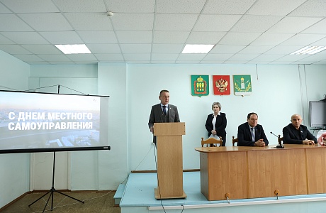 Работников администрации Лунинского района Алексей Мезенцев поздравил с профессиональным праздником